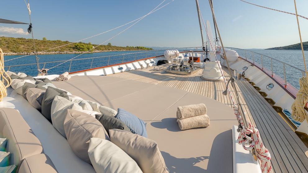 On the main deck, you can enjoy the ride in the fresh air in comfort on the sun lounge.